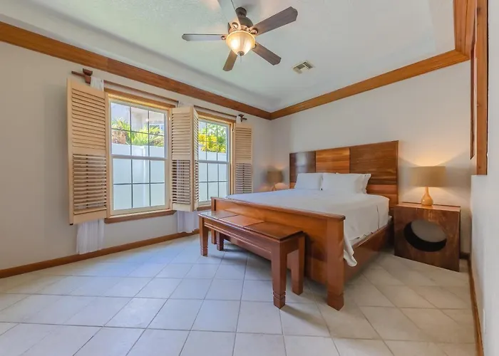 Grand Colony Island Hotel