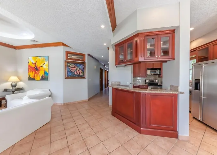 Grand Colony Island Hotel