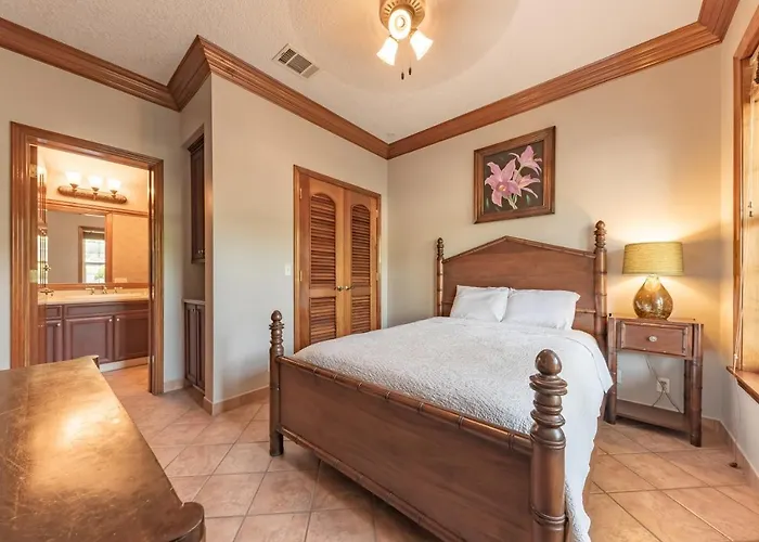 Grand Colony Island Hotel
