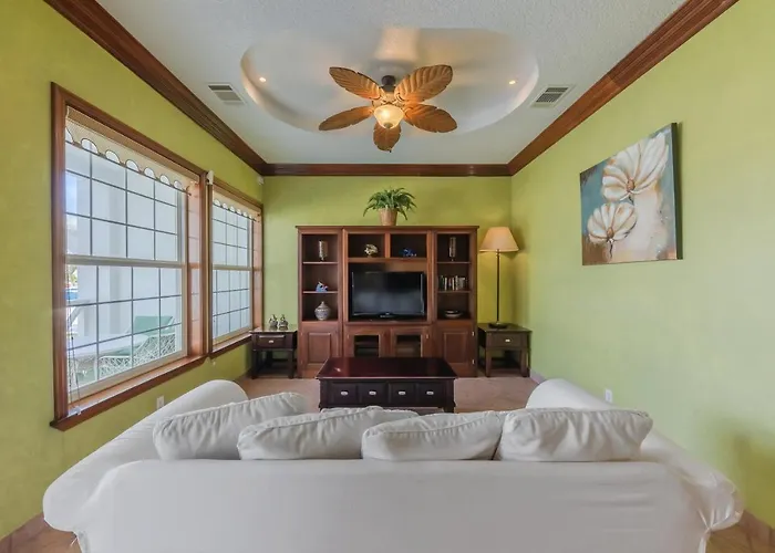 Grand Colony Island Hotel