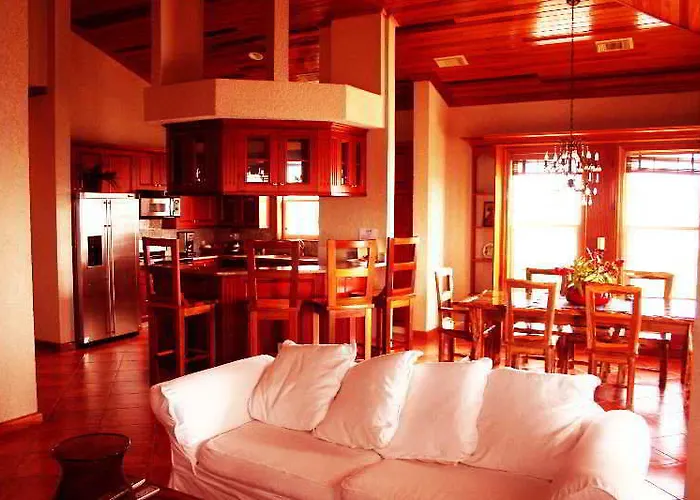 Grand Colony Island Hotel